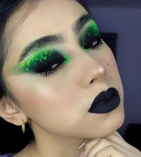 Neon Green Halloween Makeup, Toxic Makeup Look Green, Neon Green Rave Makeup, Green Full Glam Makeup, Blacklight Makeup Ideas, Green Emo Makeup, Neon Green Eye Makeup, Alien Eye Makeup, Black And Green Makeup