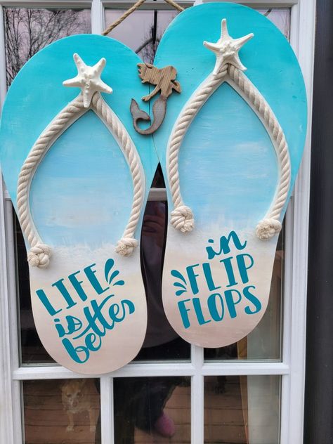 Wood Flip Flop Door Hangers, Flip Flop Door Hanger, Outdoor Beach Decor, Lake Flowers, Flip Flop Sign, Flip Flop Craft, Beach Crafts Diy, Railing Designs, Vintage Toys 1960s