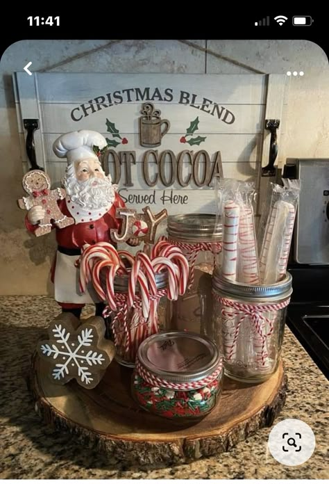 Hot Cocoa Bar Ideas, Cocoa Bar Ideas, Christmas Hot Chocolate Bar, Hot Chocolate Station, Gingerbread Kitchen, Chocolate Station, Christmas Cocoa, Tray Decor Christmas, Gingerbread Decor