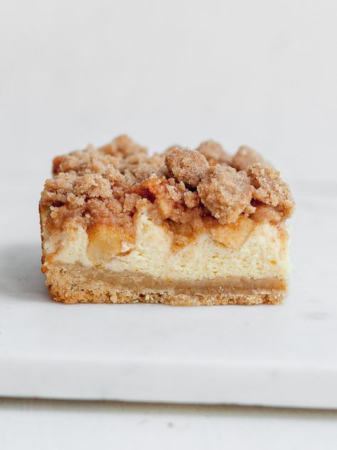 Gf Df Apple Dessert, Gluten Free Thanksgiving Recipes Dessert, Cheesecake Bars Gluten Free, Apple Pie Cheesecake Bars, Gluten Free Caramel Apples, Gluten Free Cheesecake Recipes, Gluten Free Apple Recipes, Apple Cheesecake Bars, Bars Gluten Free