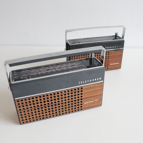 70s Radio, Steve Rogers Aesthetic, Steve Rogers Captain America, Retro Radio, Vintage Radios, Portable Radio, Old Radios, Transistor Radio, Record Players