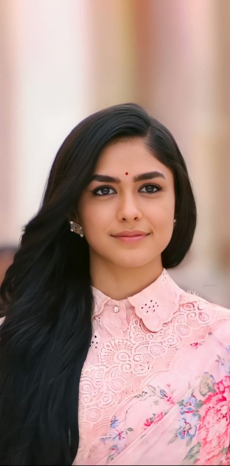 Seetha Rama Movie Blouse Designs, Mrunal Thakur Sita Ramam Pics, Seetha Raman Movie Images, Setha Ramam Photo, Mrunal Thakur In Sita Rama, Mrinal Thakur Sita Ramam, Seetharamam Blouse Models, Seeta Rama Movie Images, Dulquer And Mrunal