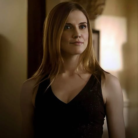 Sara Canning Vampire Diaries, Jenna Sommers Icons, Jenna Vampire Diaries, Jenna Tvd, Tvd Women, Jenna Sommers, Tvdu Characters, Sara Canning, Vampire Shows