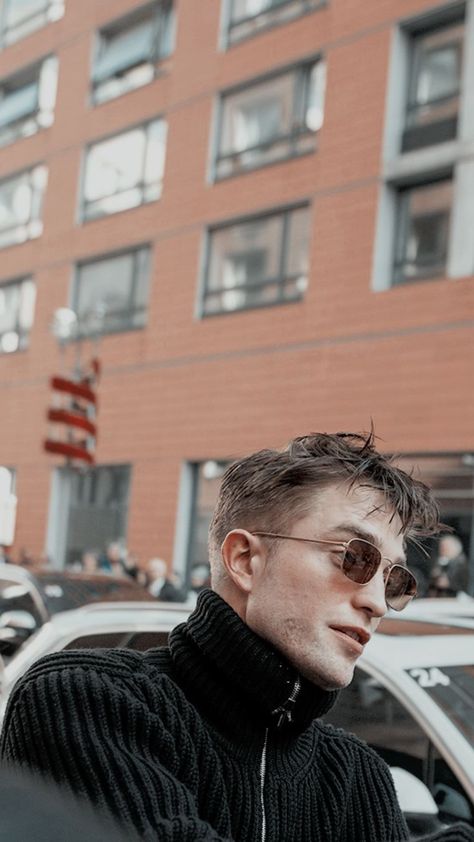 Robert Pattinson Outfits, Robert Pattinson Hairstyle, Robert Pattinson Hair, Robert Pattinson Style, Robert Pattinson Aesthetic, Edward Pattinson, Robert Pattinson Wallpaper, Robert Pattinson Batman, Wavy Hair Men