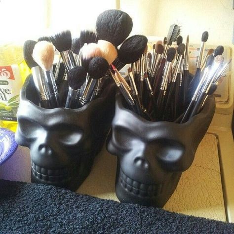 Skull makeup storage Rangement Makeup, Goth Home Decor, Deco Originale, Makeup Tricks, Black Skull, Skull Decor, Makeup Room, Makeup Brush Holders, Gothic Decor