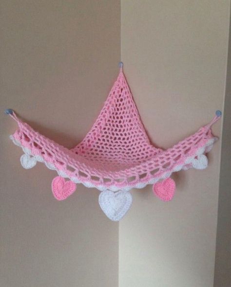 Crochet Plush Hammock, Crochet Plushie Hammock, Easy Crochet Decor, Crochet Ideas Room Decor, Little Things To Crochet, Crochet Room Decor Ideas, Crochet Whimsigoth, Crochet Hammock, Crochet Fairy