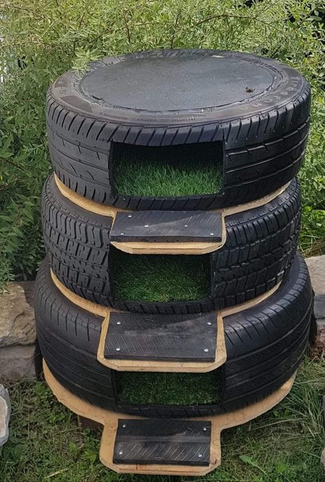 Tire Cat House, Tire Cat Bed, Diy Cat Projects, Tire Cat House Outdoor, Tire Garden Ideas, Christmas Card Photo Ideas, Outside Cat House, Outdoor Cat Shelter, Feral Cat Shelter