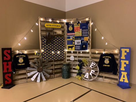 Ffa Backdrop Ideas, 4h Banner Display Ideas, Agriculture Themed Party, Ffa Display Ideas, Ffa Projects Ideas, Ffa Banquet Table Decorations, Ffa Table Decorations, Ffa Backdrop, Ffa Themed Graduation Party