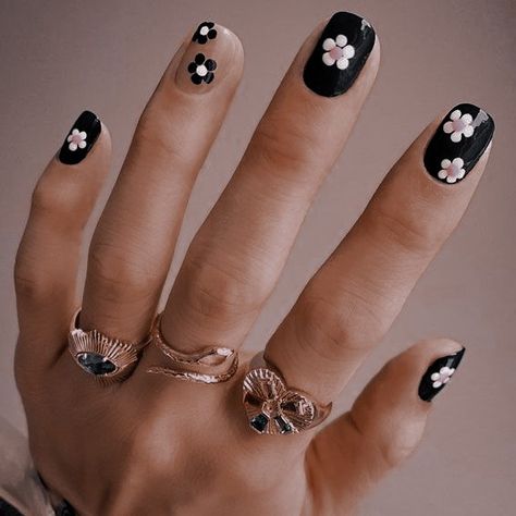 Black Nails With Pattern, Black Summer Nails, Lily Nails, Summer Nails 2024, Short Nail Manicure, Quick Nail Art, Finger Tattoo For Women, Minimal Nails Art, Hello Nails