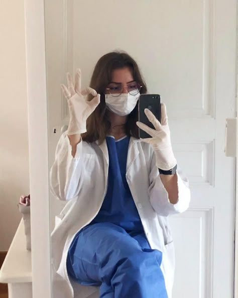 Aesthetic Doctor Outfit, Medicine Girl Aesthetic, Girl Doctor Aesthetic, Nurse Girl Aesthetic, Medicine Student Girl, Female Doctor Aesthetic Medical, Cardiologist Aesthetic, Female Doctor Aesthetic, Medical Student Outfit