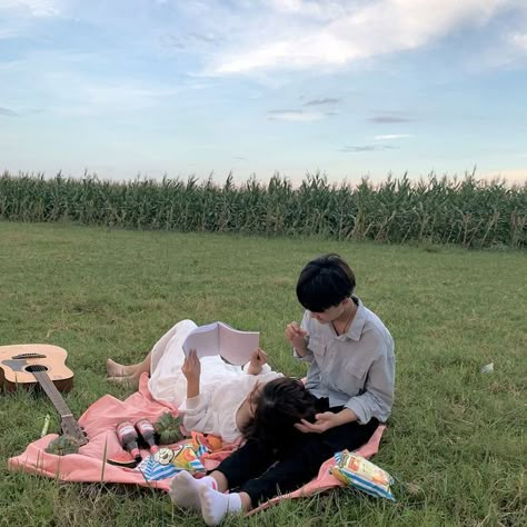 Picnic Pictures, Picnic Photography, Dream Date, Picnic Date, My Kind Of Love, Ulzzang Couple, Korean Couple, Jolie Photo, Nature Aesthetic