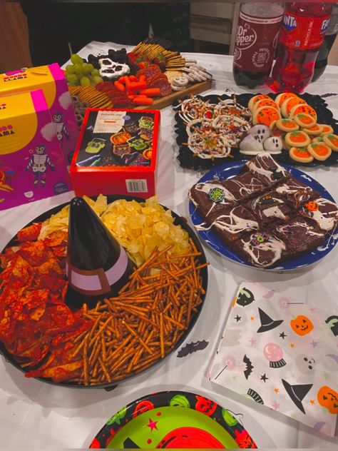 #halloween #halloweenparty Halloween Sleepover, Halloween Party, Halloween, Pins