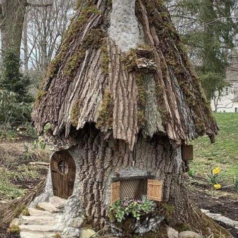 Chipmunk House, Stump Art, Tree Stump Decor, Hobbit Garden, Hobbit Houses, Fairy Doors On Trees, Fairy Tree Houses, Fairy House Crafts, Fairy Stuff