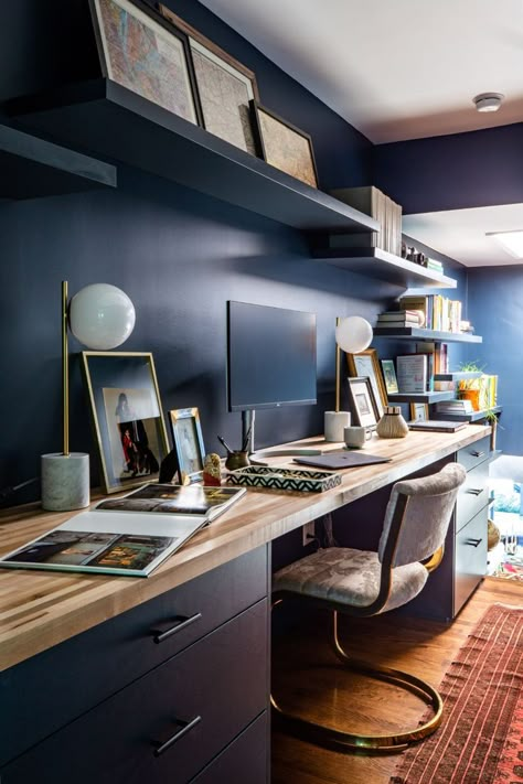 moody dark blue home office and library Men's Office Ideas, Home Office For Men Workspaces, Dark Blue Home Office, Vintage Splendor, Cheap Home Office, Blue Home Offices, Office Dark, Portland House, Ohio House