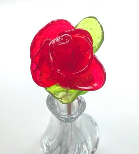 Make stained-glass effect roses out of Jolly Rancher candies. Easy and fun! Rose Jolly Ranchers, Jolly Rancher Valentine Ideas, Jolly Rancher Desserts, Jolly Rancher Ideas, Jolly Rancher Flowers, Jolly Rancher Hacks, Candy Roses Diy, Things To Do With Jolly Ranchers, Jolly Rancher Recipes