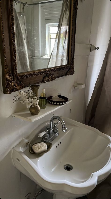 House By Sea Aesthetic, Vintage Chic Aesthetic, Vintage French Apartment Aesthetic, Southern Gothic Bathroom, Cozy Vintage Bathroom, Victorian Homes Decor, Vintage Small Bathroom Ideas, Bathroom Aesthetic Vintage, Vintage Bathroom Aesthetic