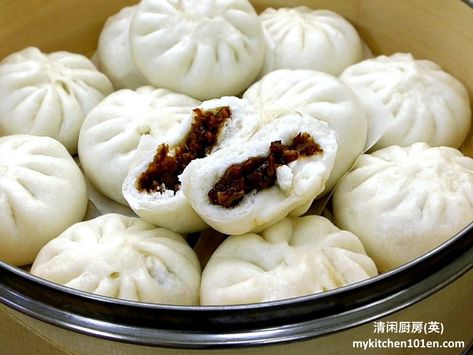 Char Siew Pao/Cha Shao Bao (BBQ Pork Chinese Steamed Bun) | MyKitchen101en.com Manapua Recipe, Pork Chinese, Chocolate Butter Cake, Steam Buns, Char Siew, Steamed Sweet Potato, Orange Sweet Potatoes, Bao Buns, Pork Buns