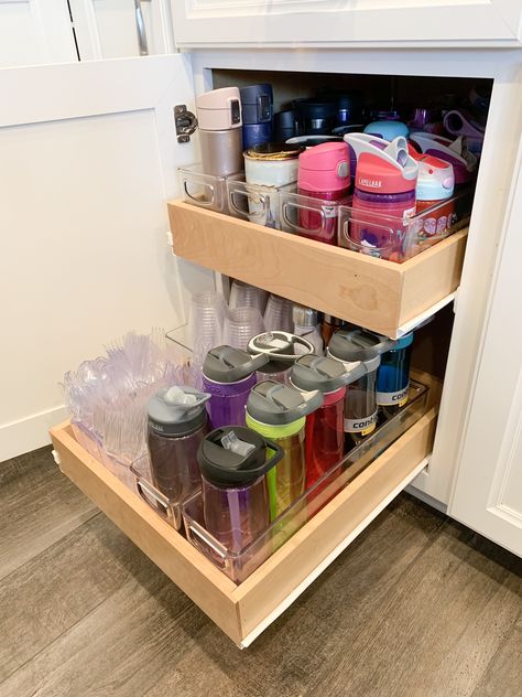 Organized water bottles and coffee tumblers Draw Organisation, Kitchen Cupboard Organization, Water Bottle Organization, House Storage, House Organization, Water Bottle Storage, Diy Water Bottle, House Organisation, Kitchen Organisation