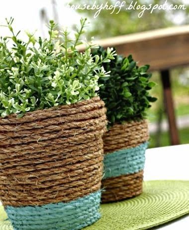 Wrap tired terracotta pots in rope for your porch or patio - and even add color with a painted stripe. Very nicely done from House by Hoff! Diy Flores, Terra Cotta Pot Crafts, Fleurs Diy, Diy Flower Pots, Rope Wrapped, Diy Outdoor Decor, Terracotta Planter, Painted Pots, Garden Crafts