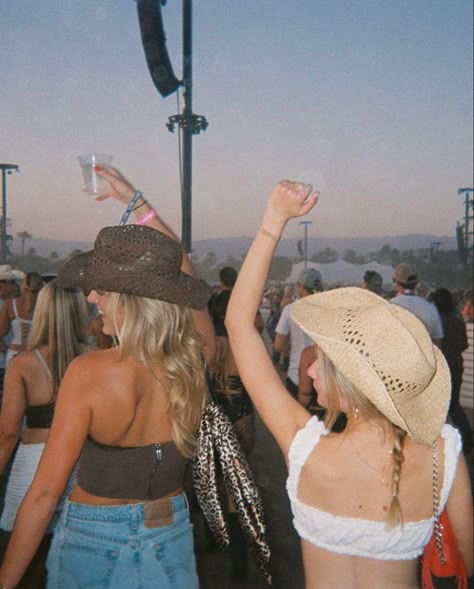 Country Drinking Aesthetic, Country Concert Pics With Friends, Stampede Aesthetic, Country Concert Photo Ideas, Country Concert Pics, Nashville Summer, Zach Bryan Concert, Morgan Wallen Concert, Cowgirl Era