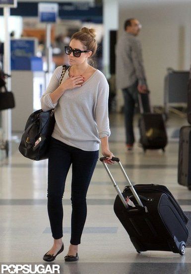 Lauren Conrad Prepares to Fly the Friendly Skies Lauren Conrad headed toward the check-in counter at LAX on her way out of town on Sunday. Since she is frequently on the go, Lauren launched an eco-friendly travel bag line ranging from a place to keep your makeup brushes to a weekender for your next getaway. It's just the latest in Lauren's many business ventures and her Paper Crown fashion line — she's also working on her next book tour, which kicks off this Fall. In between everything, Laure... Airport Chic, Back To University, Travel Fashion Airport, Conrad Style, Lauren Conrad Style, Flattering Jeans, Airport Outfits, Travel Outfit Summer, Travel Outfits