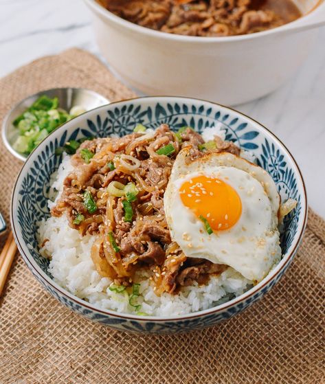 Japanese Gyudon consists of thinly sliced fatty beef in a lightly sweet mixture of mirin and soy sauce over rice. Serve it with a fried egg! Source: thewoksoflife.com Rice Meat, Japanese Beef, Wok Of Life, Easy Japanese Recipes, Beef Bowls, Rice Bowls Recipes, Beef And Rice, Egg Muffins, Japanese Dishes