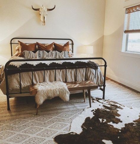 Cowhide In Bedroom, Punchy House Decor, South Western Bedroom Ideas, Outskirts House, Neutral Western Bedroom, Western Modern Bedroom, Modern Western Bedroom Decor, Cowhide Bedroom Ideas, Western Teen Bedroom