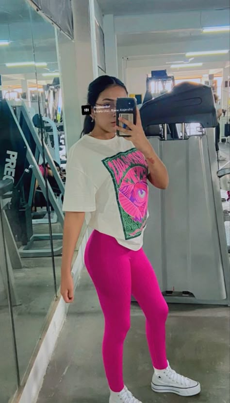 Lavender Leggings Outfit Casual, Pink Leggings Gym Outfit, Light Green Leggings Outfit, How To Style Pink Leggings, Hot Pink Leggings Outfit, Pink Gym Leggings, Outfits Para Gym, Baggy Tshirt Outfit, Green Leggings Outfit