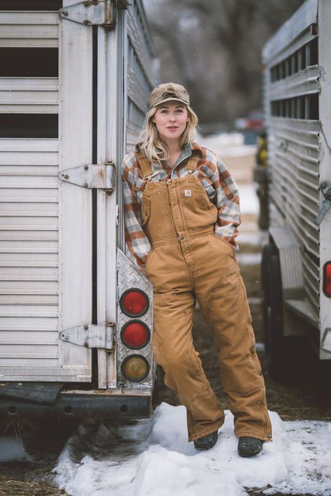 bibs are essential 😽😽😽 Farmer Fashion Woman, Bibs Outfit Women, Farmer Style Outfits, Farmer Outfit Women, Ranching Outfits, Carhartt Women Outfits, Ranch Clothes, Farm Girl Aesthetic, Farm Outfits