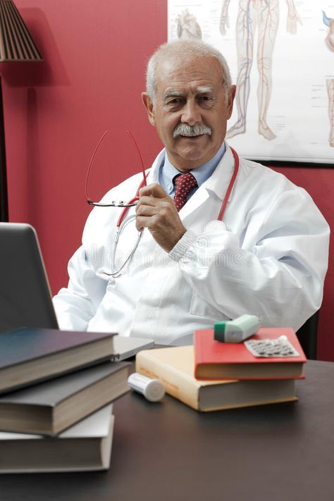 Doctor Reference, Lab Photoshoot, Doctor Portrait, Doctor Photo, Men's Lab Coat, Smiling Portrait, Doctor Of Pharmacy, Doctor Images, Hair Doctor