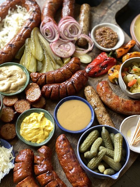 German Board Food, Biergarten Theme Party, Charcuterie How To Build, Charcuterie Board Sausage, Sausage Topping Ideas, Bratwurst Charcuterie Board, Kielbasa Charcuterie Board, Oktoberfest Food Board, Sausage Charcuterie Board Ideas