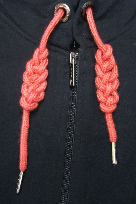 How to Tie Hoodie Strings for beginners. Quick and easy decorative hoodie knots - single strand braid step-by-step video tutorial. How To Tie Your Sweater Strings, Drawstring Tying Hacks, Decorative Hoodie Knots, How To Braid Sweatshirt Ties, Tiring Hoodie Strings, How To Shorten Hoodie Strings, Braided Hoodie Strings, Tying Knots On Hoodie, Knots For Sweatshirt Ties