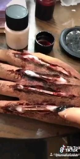 Fredy Krueger Makeup, Halloween Fake Wounds, Halloween Wound Makeup, Trucco Hallowen, Gore Halloween Costumes, Zombie Costume Women Diy, Scar Wax Makeup Ideas, Scary Makeup Looks Halloween Ideas, Easy Scary Makeup