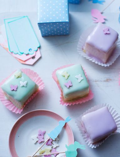 Lemon and almond fondant fancies Fondant Fancies Recipe, Sunday Lunch Recipes, Fondant Fancy, Fondant Fancies, Zoe Cake, Special Deserts, Easter At Home, Easy Easter Dinner, British Bake Off Recipes