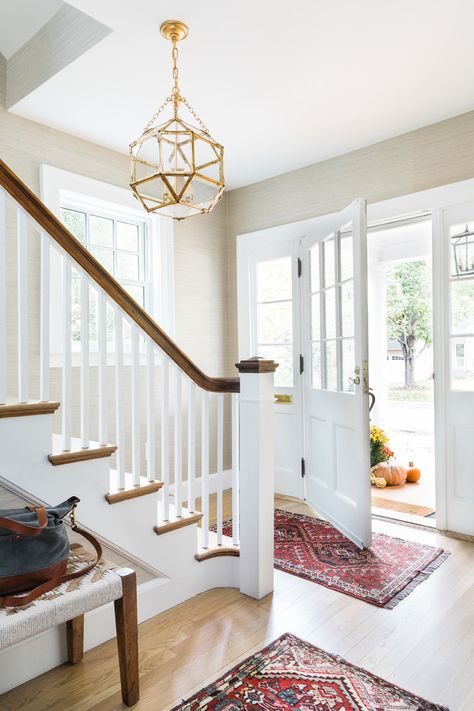 16 Comfortable Transitional Entry Hall Designs That Will Welcome You Inside Transitional Entry, Traditional Foyer, Dutch Colonial Homes, Entryway Stairs, Hall Designs, Low Ceiling Lighting, Apartment Entryway, Colonial Interior, Colonial Style Homes