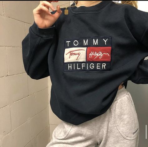 Hoodie Travel Outfit, Tommy Hilfiger Outfits Aesthetic, Tommy Hilfiger Sweatshirt Outfit, Tommy Hilfiger Hoodie Outfit, Tommy Sweater Outfit, Vintage Tommy Hilfiger Outfit, Tommy Hilfiger Outfits Women Winter, Tommy Hilfiger Outfits Women, Tommy Hilfiger Aesthetic