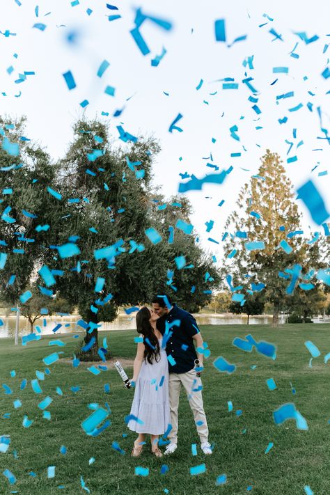 Backyard Proposal, Gender Reveal Photo Shoot, Gender Reveal Pictures, Gender Reveal Photography, Pregnancy Announcement Pictures, Gender Reveal Photos, Pregnancy Gender Reveal, Gender Announcements, Baby Announcement Pictures