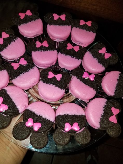 Minnie Mouse Party Treats Dessert Tables, Minnie Mouse 2 Cookies, Diy Minnie Mouse Birthday Party Ideas, Oreo Minnie Mouse Cookies, Minnie Mouse Shaped Food, Minnie Mouse Party Desserts, Pink Minnie Mouse Birthday Party Ideas, Minnie Mouse Chocolate Covered Oreos, Minnie Mouse Finger Foods