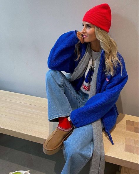 Cute Cold Weather Outfits Casual Winter Layers, Layering Outfits Winter Cold Weather, Red Uggs Outfit, Blue Beanie Outfit, Winter Outfits Colorful, Fun Winter Outfits, Winter Jackets Women Cold Weather, Fits Cold Weather, Winter Gameday Outfit