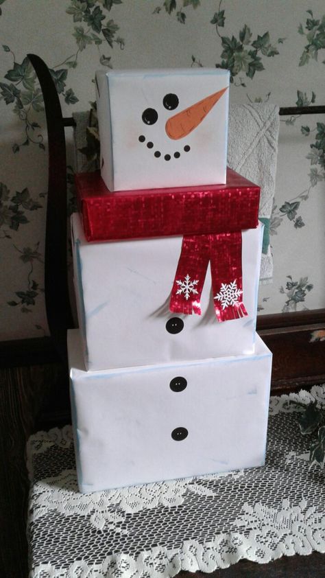 Christmas Gift Snowman, Stacked Gifts Christmas, Snowman Christmas Presents, Snowman Wrapping, Unique Christmas Wrapping Ideas Creative, Snowmen Wrapping Ideas, Snowman Wrapping Ideas, Creative Gift Wrapping Christmas, Christmas Wrapping Ideas For Kids