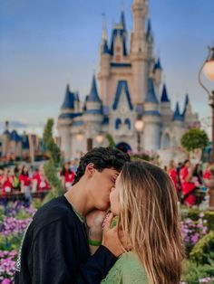 Disneyland Couples Pictures, Disney Engagement Pictures, Disney Poses, Disney Picture Ideas, Relationship Pics, Paris Couple, Disney Couple, Disneyland Photos, Disney Photo Ideas