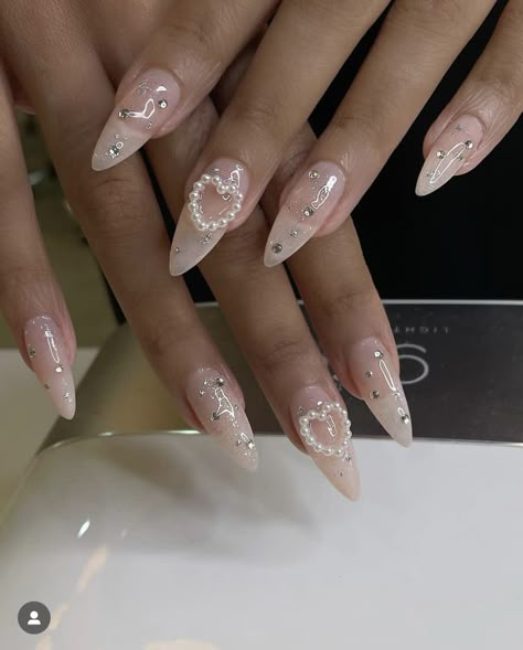 Nails Inspiration With Rhinestones, Big Diamond Nails, Pearl Nail Inspiration, Nail Design Pearls, Gems On Nails Ideas, Cute Pearl Nails, Pearl Nail Designs Rhinestones, Nail With Jewels, Nail Design Gems