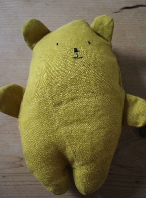 Hand Sewed Stuffed Animals, Fabric Handmade Ideas, Sew Kids Toys, Sewn Felt Animals, Homemade Teddy Bears, Hand Sewn Baby Gifts, Linen Toys, Hand Sewn Gifts For Men, Hand Sewn Stuffed Animals