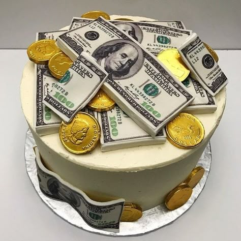 You cant beat a good edible money cake. Love the gold and the cash on this cake by @sucrosebakery. See the best Edible Image Designs posted daily at http://topperoo.com/edible-image-designs/ Dolar Cake Ideas, Money Cake Design For Men, Cake With Money Design, Cake Money Design, Money Cakes Birthday, Dollar Cake Design, Money Birthday Cake For Men, Money Cake Ideas For Men, Cool Birthday Cakes For Men