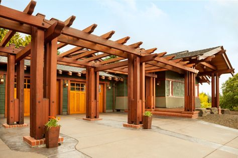 A series of redwood trellises creates a period-style pergola to screen the garage, which has new doors of cedar. Japanese Style Homes, Craftsman Deck, Cabana Ideas, Bungalow Garden, Iron Pergola, Pergola Shade Cover, Craftsman Garage, Garage Pergola, Steel Pergola