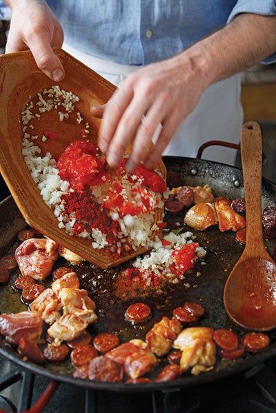 Paella Recept, Spanish Seafood Paella, Spanish Paella Recipe, Paella Party, Paella Recipe Seafood, Seafood Meals, Spanish Paella, Latin Recipes, Feed Bag