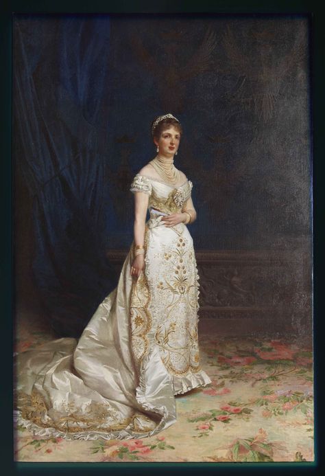 Portrait of Queen MArgherita of Italy. 1880s. Era Victoria, Gaun Abad Pertengahan, 1880s Fashion, Period Dress, Old Dresses, Clothing Details, Historical Dresses, Historical Clothing, Historical Fashion