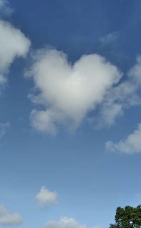 Heart cloud over Brazil. Photo: Talita Cummi. I Love You Clouds, Cloud Heart, Heart Cloud, 3 Musketeers, Heaven Art, Cloud Art, Angel Heart, Cloud Shapes, Say I Love You