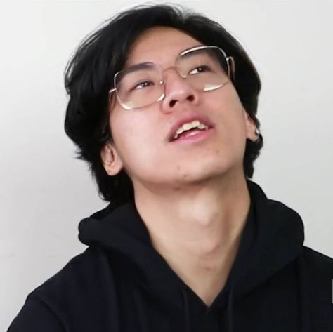 Eddy Chen, Twoset Violin, Music Puns, Portrait Reference, Comedy Duos, Photo Pin, Musical Comedy, Music Sheets, Weird Stuff