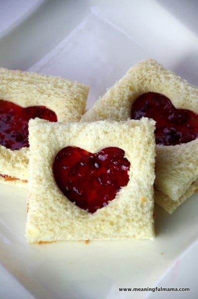 Peanut Butter and Jelly Valentine Sandwiches Valentines Tea Party, Valentines Party Food, Heart Shaped Food, Valentines Snacks, Healthy Valentines, Valentine Tea, Valentines Day Food, Peanut Butter And Jelly, Valentine's Day Recipes